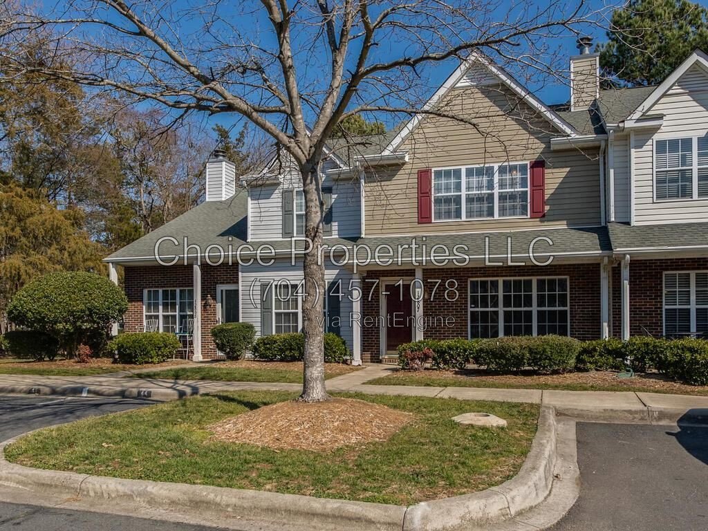 Cute Town home in the popular River gate community located in Steele creek! property image