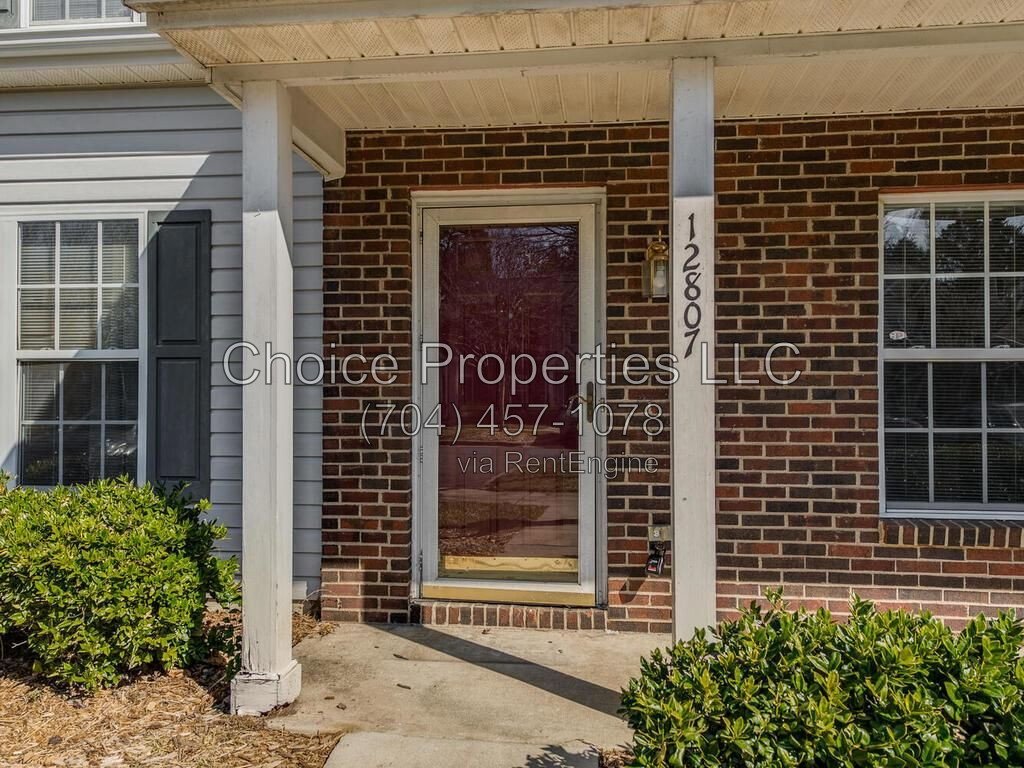 Cute Town home in the popular River gate community located in Steele creek! property image