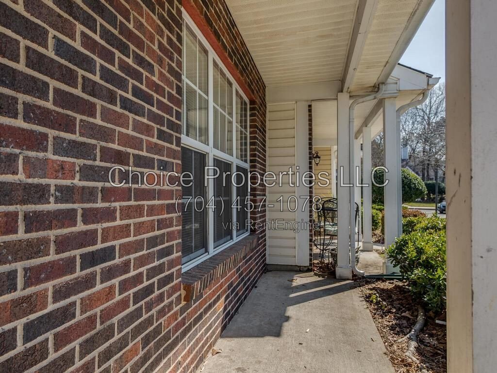 Cute Town home in the popular River gate community located in Steele creek! property image
