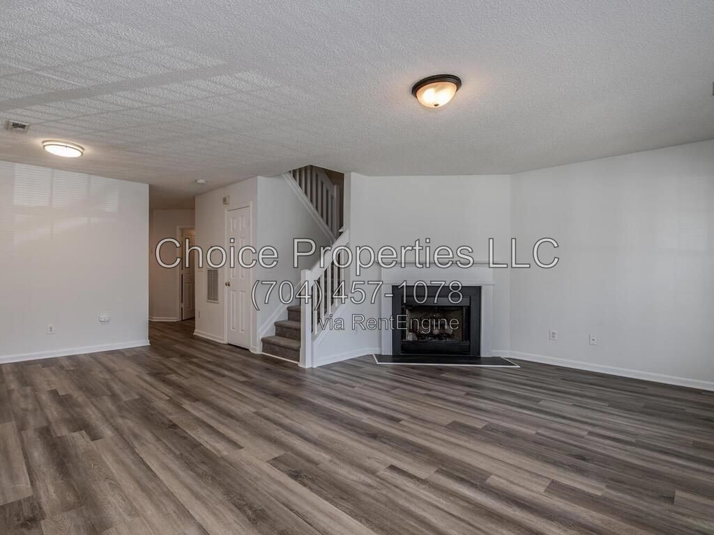 Cute Town home in the popular River gate community located in Steele creek! property image
