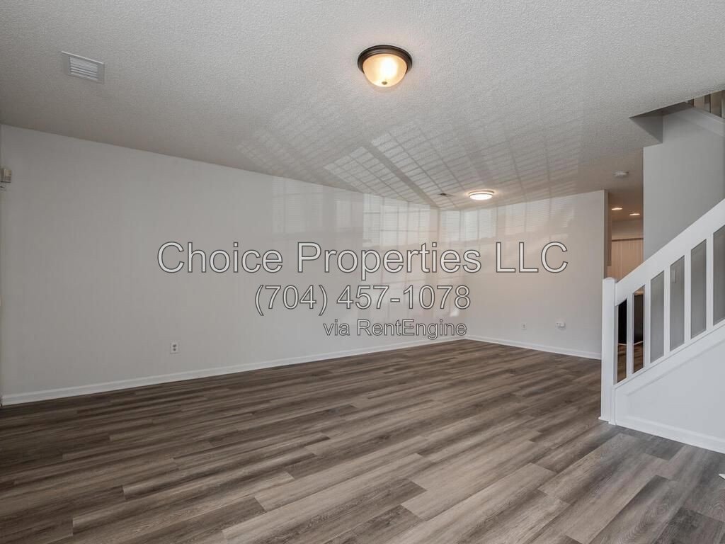 Cute Town home in the popular River gate community located in Steele creek! property image