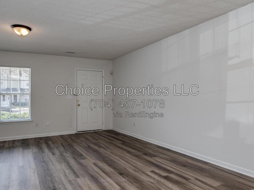 Cute Town home in the popular River gate community located in Steele creek! property image