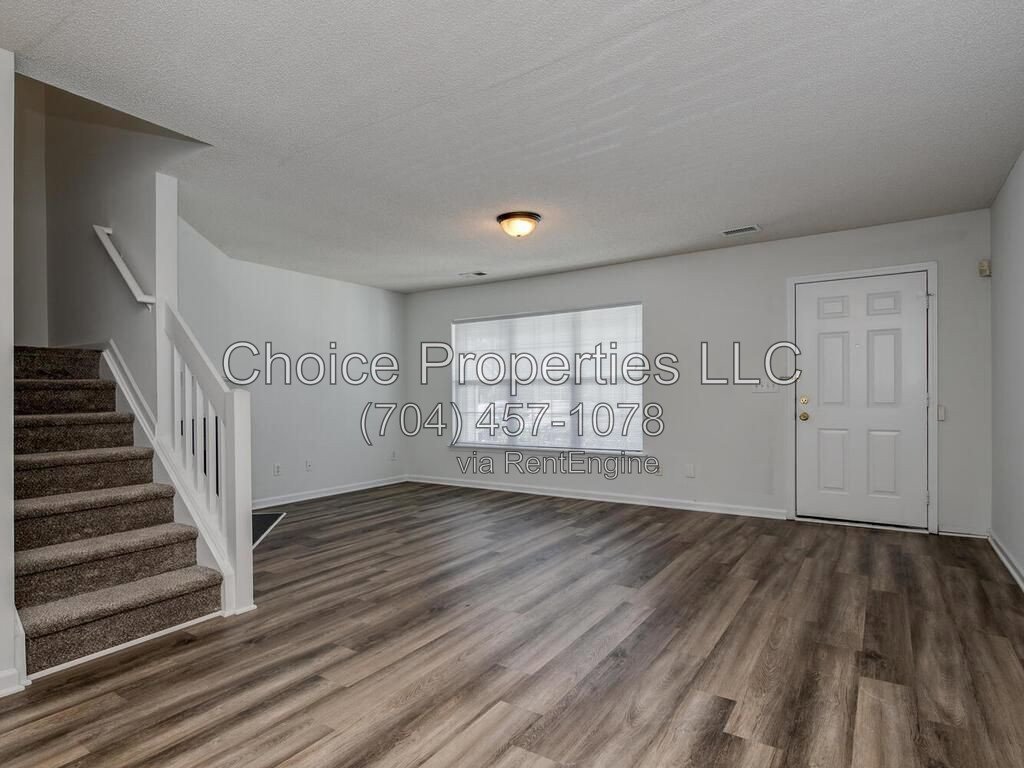 Cute Town home in the popular River gate community located in Steele creek! property image