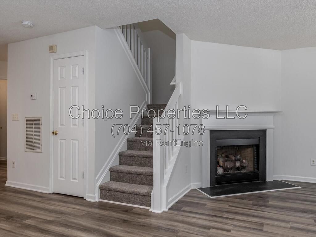 Cute Town home in the popular River gate community located in Steele creek! property image