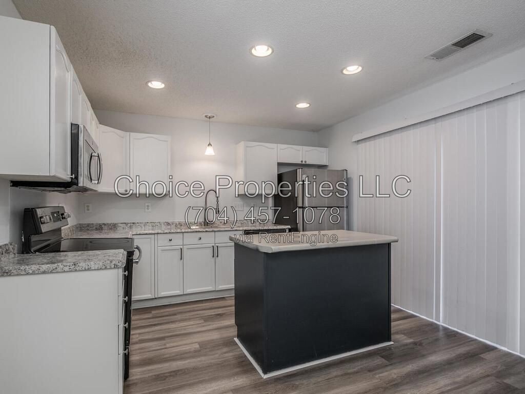 Cute Town home in the popular River gate community located in Steele creek! property image