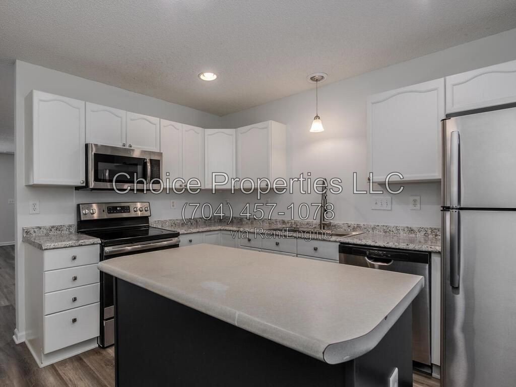 Cute Town home in the popular River gate community located in Steele creek! property image