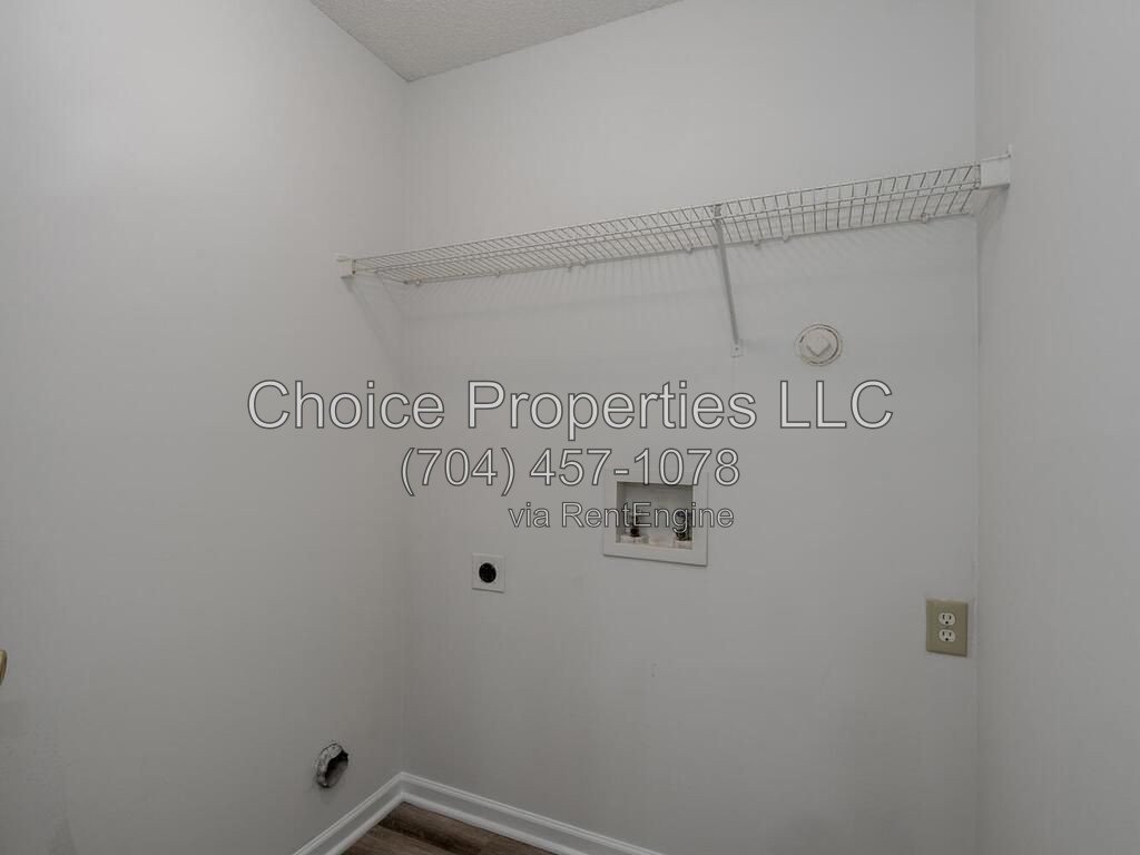 Cute Town home in the popular River gate community located in Steele creek! property image