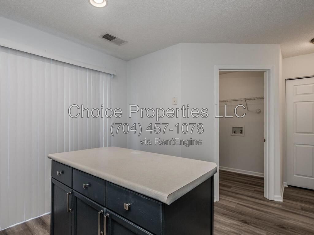 Cute Town home in the popular River gate community located in Steele creek! property image