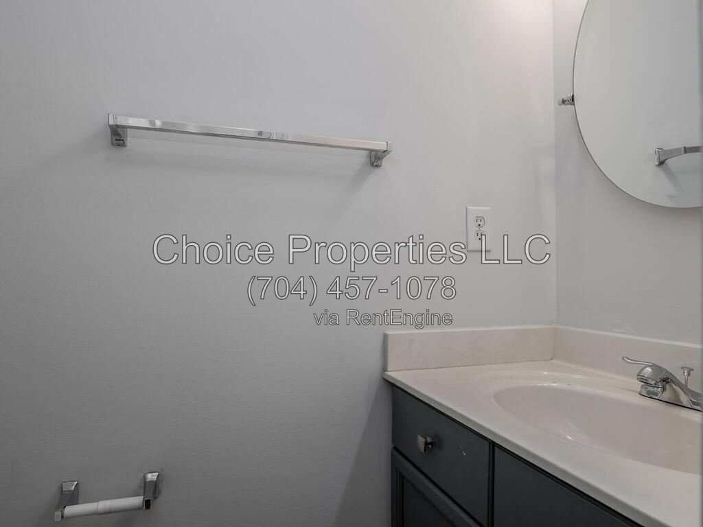 Cute Town home in the popular River gate community located in Steele creek! property image
