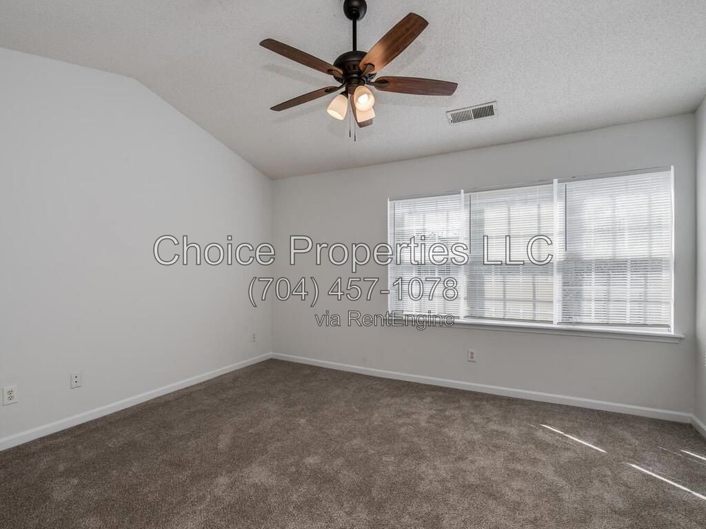 Cute Town home in the popular River gate community located in Steele creek! property image