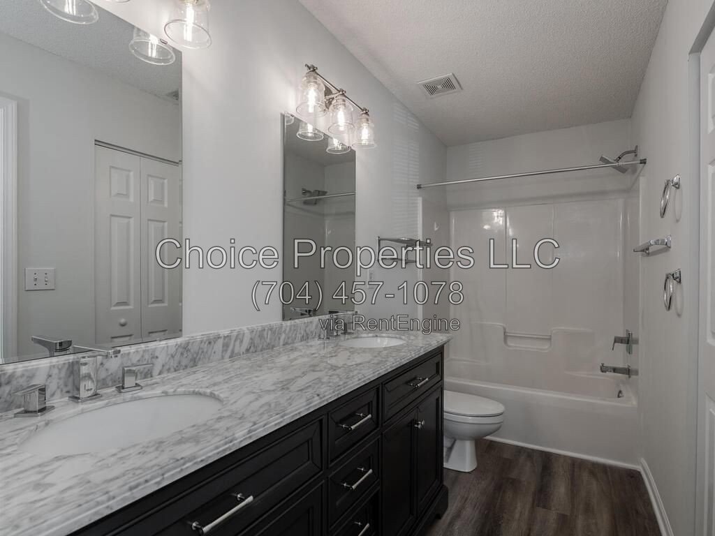 Cute Town home in the popular River gate community located in Steele creek! property image