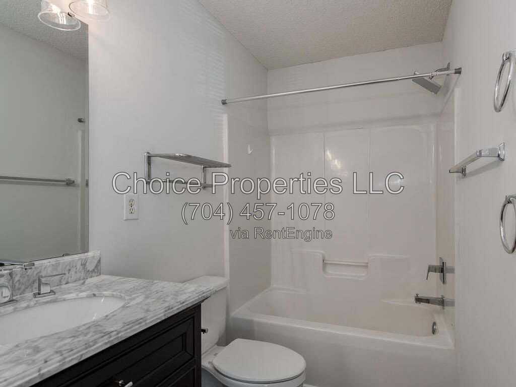 Cute Town home in the popular River gate community located in Steele creek! property image