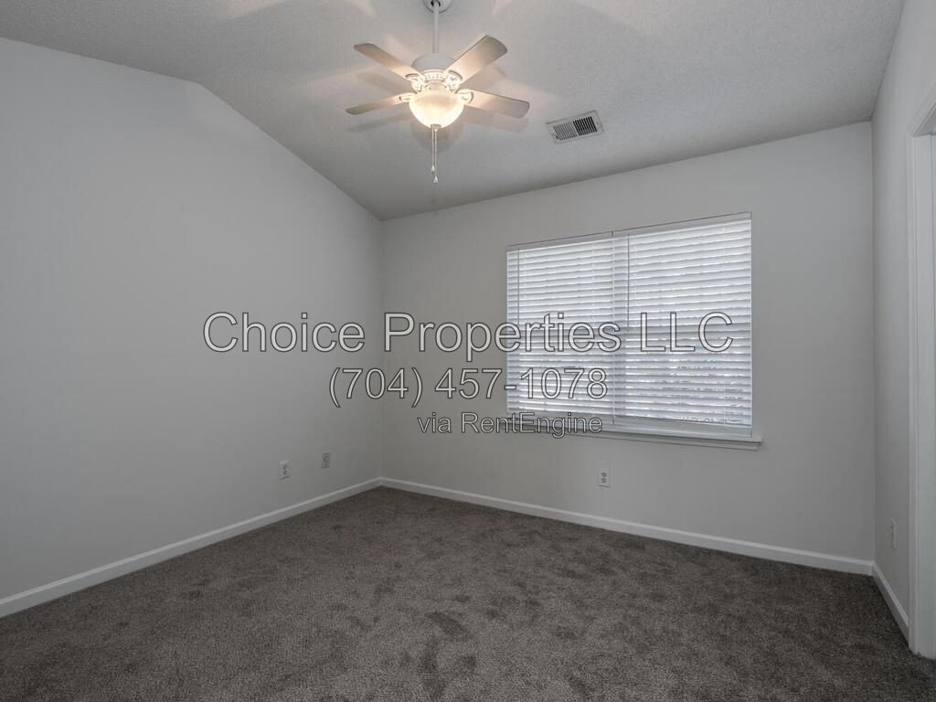 Cute Town home in the popular River gate community located in Steele creek! property image