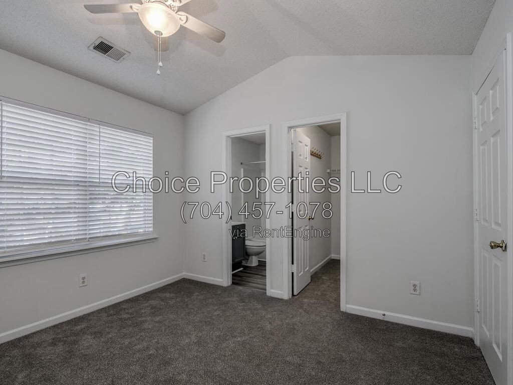 Cute Town home in the popular River gate community located in Steele creek! property image