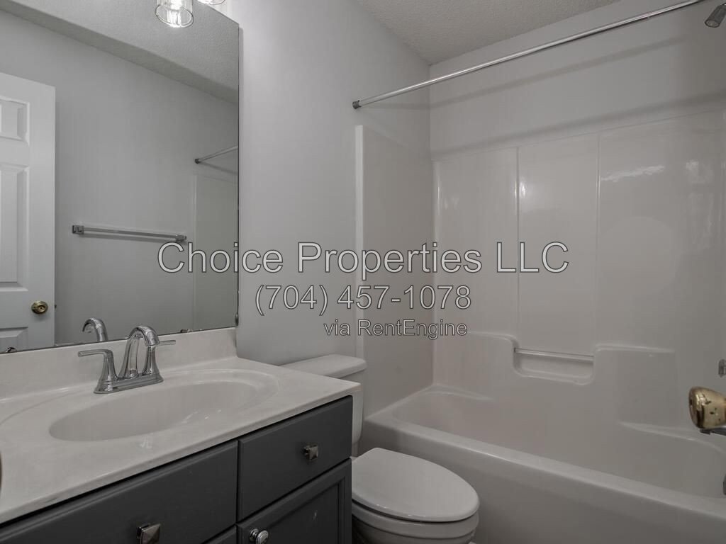 Cute Town home in the popular River gate community located in Steele creek! property image