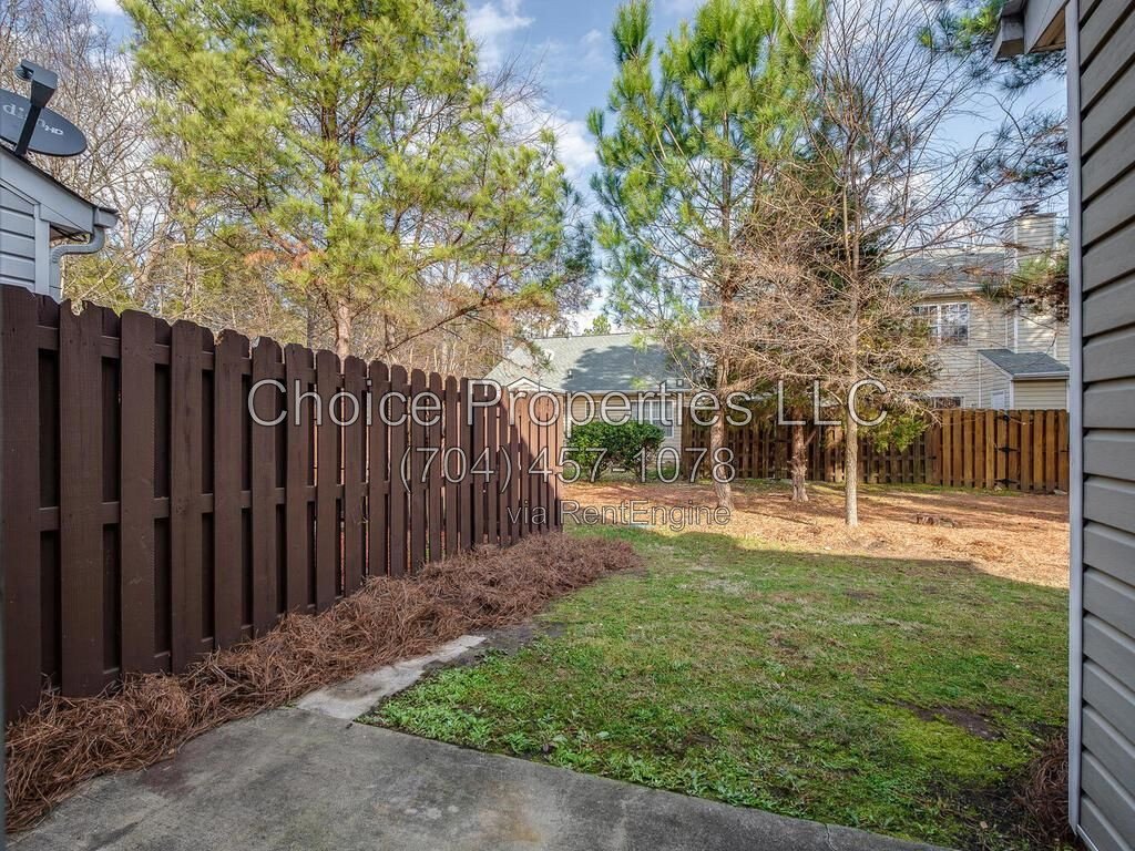 Cute Town home in the popular River gate community located in Steele creek! property image