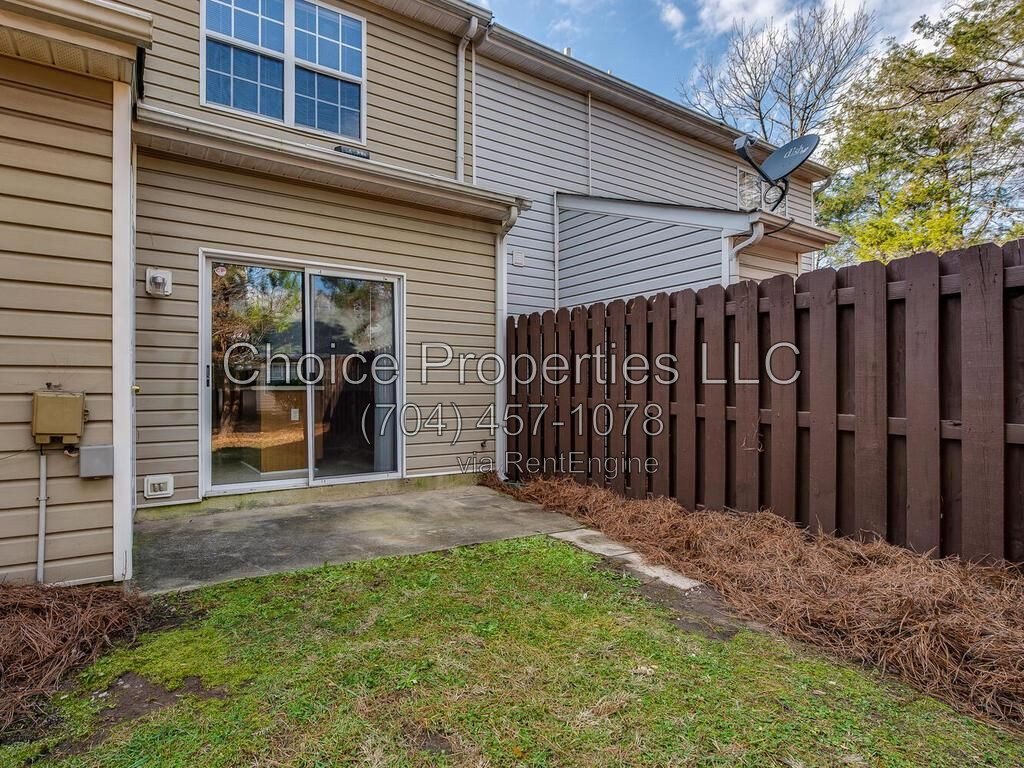 Cute Town home in the popular River gate community located in Steele creek! property image