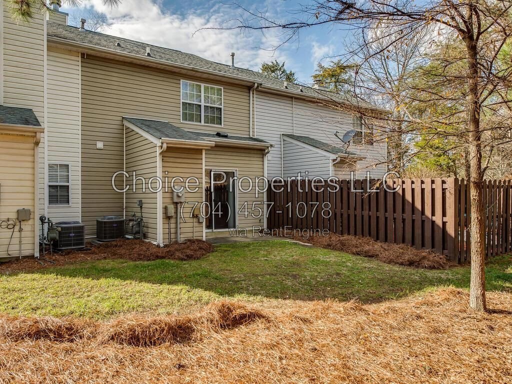 Cute Town home in the popular River gate community located in Steele creek! property image