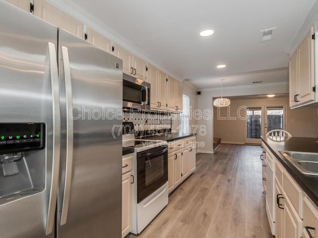 GREAT SOUTH CLT LOCATION! PRIVATE COMMUNITY-EASY TO-GET-TO NEW GREENWAY ENTRANCE OFF SHARON RD. property image