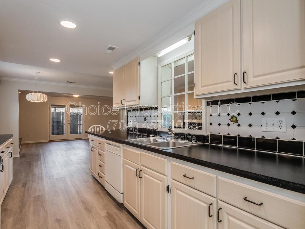 GREAT SOUTH CLT LOCATION! PRIVATE COMMUNITY-EASY TO-GET-TO NEW GREENWAY ENTRANCE OFF SHARON RD. property image