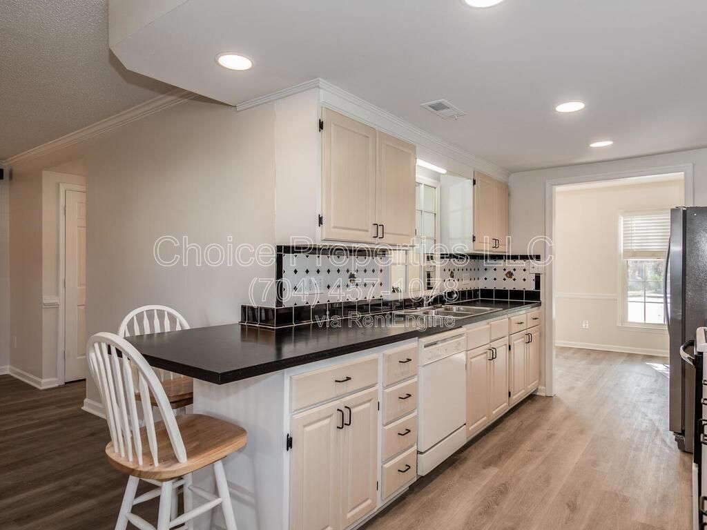 GREAT SOUTH CLT LOCATION! PRIVATE COMMUNITY-EASY TO-GET-TO NEW GREENWAY ENTRANCE OFF SHARON RD. property image