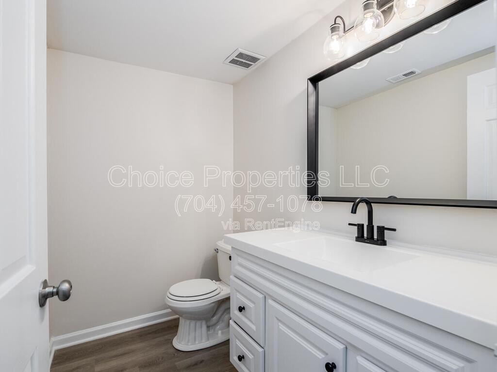 GREAT SOUTH CLT LOCATION! PRIVATE COMMUNITY-EASY TO-GET-TO NEW GREENWAY ENTRANCE OFF SHARON RD. property image