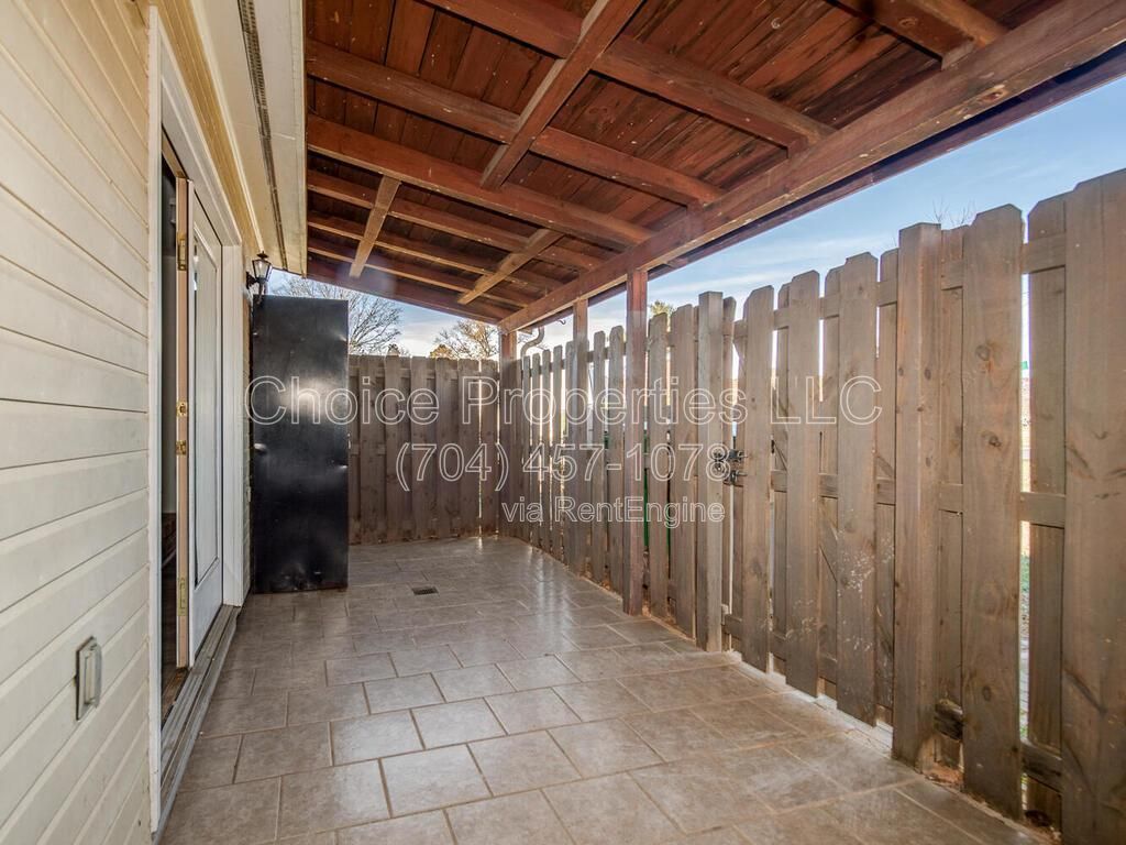 GREAT SOUTH CLT LOCATION! PRIVATE COMMUNITY-EASY TO-GET-TO NEW GREENWAY ENTRANCE OFF SHARON RD. property image