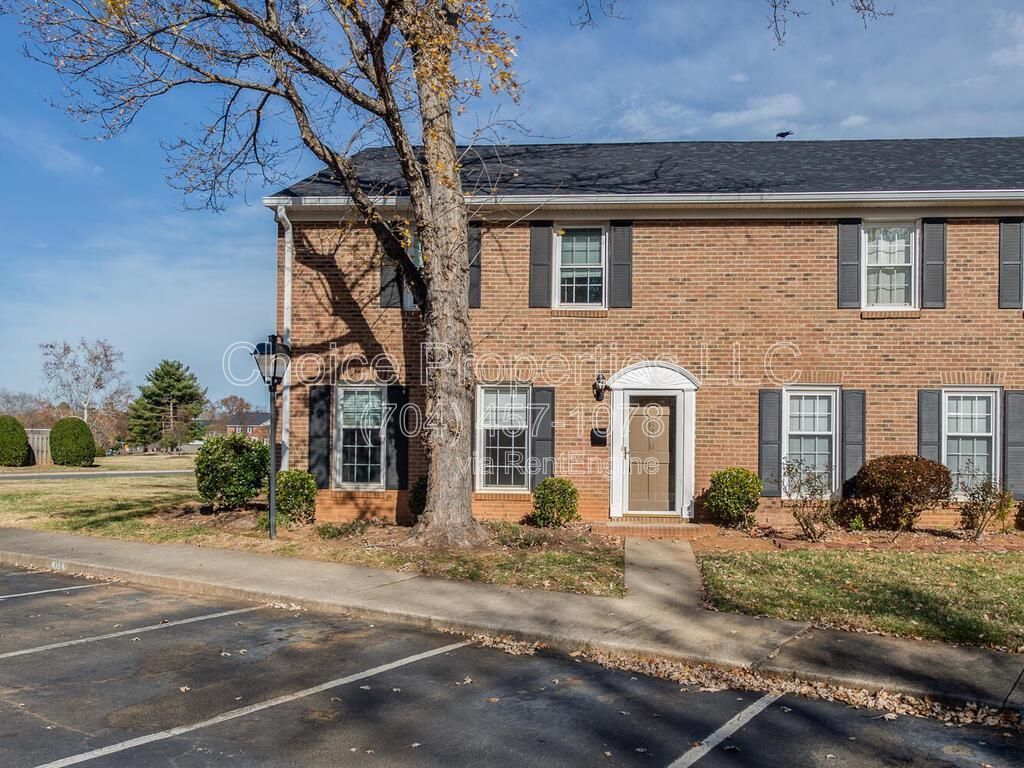 GREAT SOUTH CLT LOCATION! PRIVATE COMMUNITY-EASY TO-GET-TO NEW GREENWAY ENTRANCE OFF SHARON RD. property image