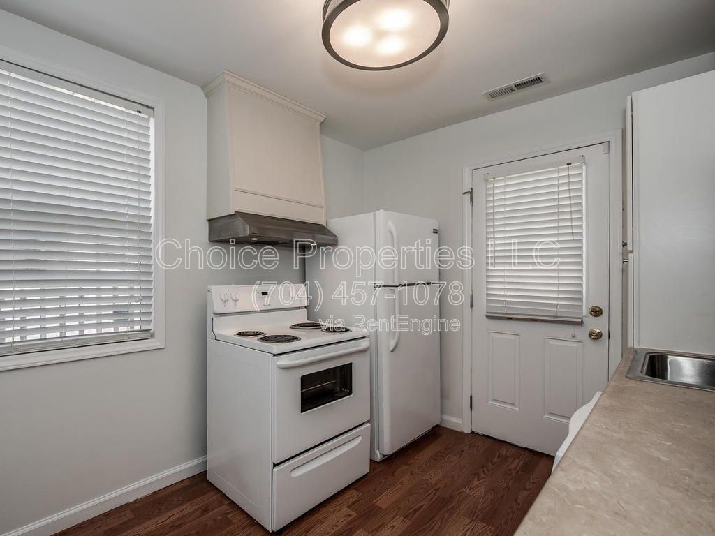 Super cute Duplex in the heart of Montford and Selwyn area property image