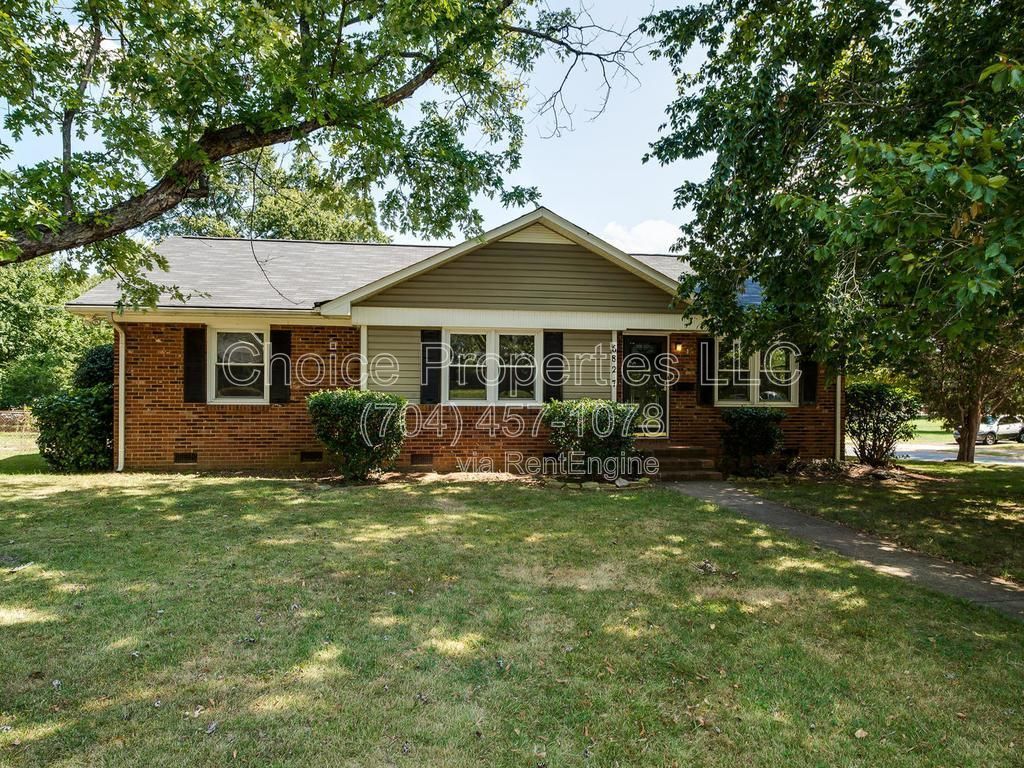 All brick, corner lot with open floor plan, huge kitchen with granite countertops! property image