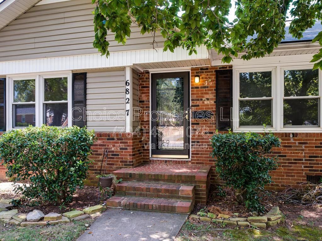 All brick, corner lot with open floor plan, huge kitchen with granite countertops! property image