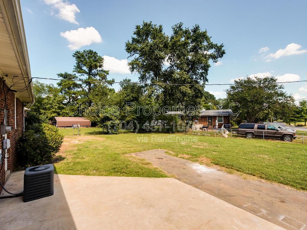 All brick, corner lot with open floor plan, huge kitchen with granite countertops! property image