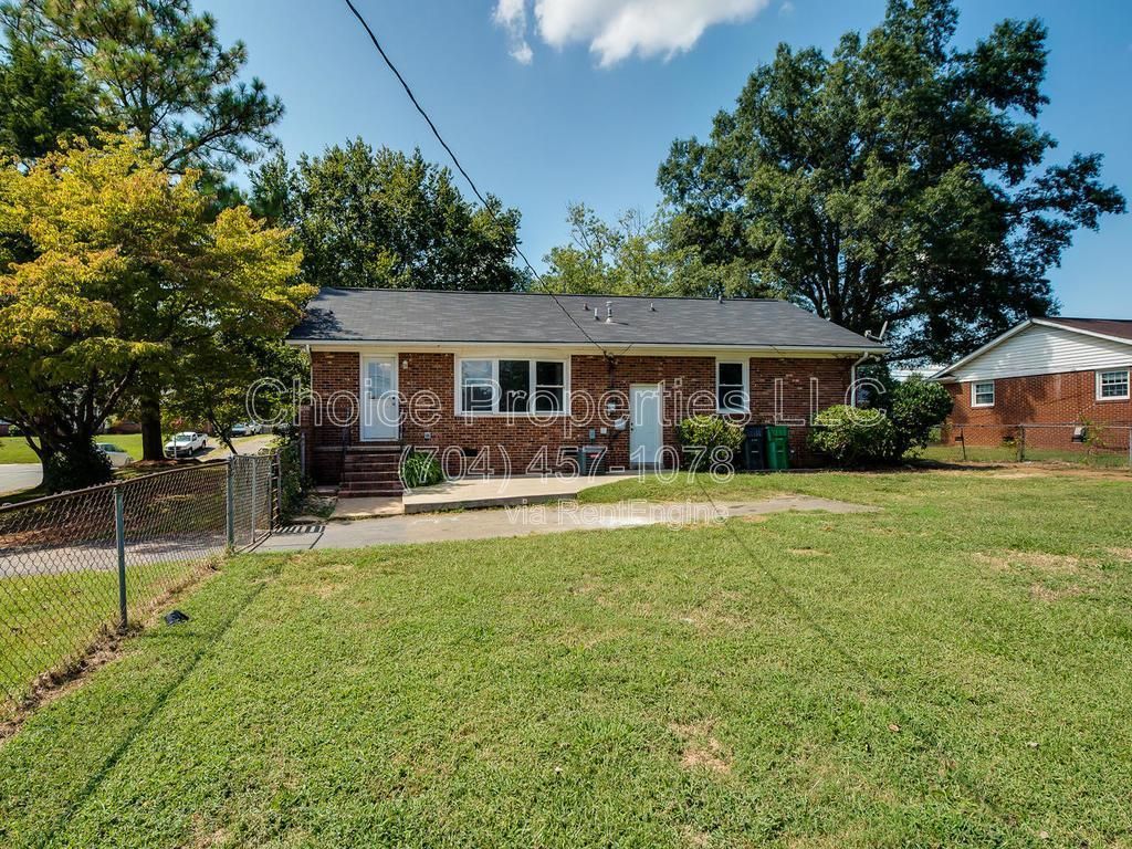 All brick, corner lot with open floor plan, huge kitchen with granite countertops! property image