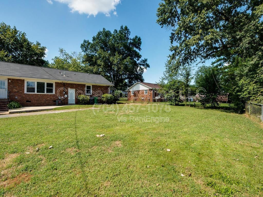 All brick, corner lot with open floor plan, huge kitchen with granite countertops! property image