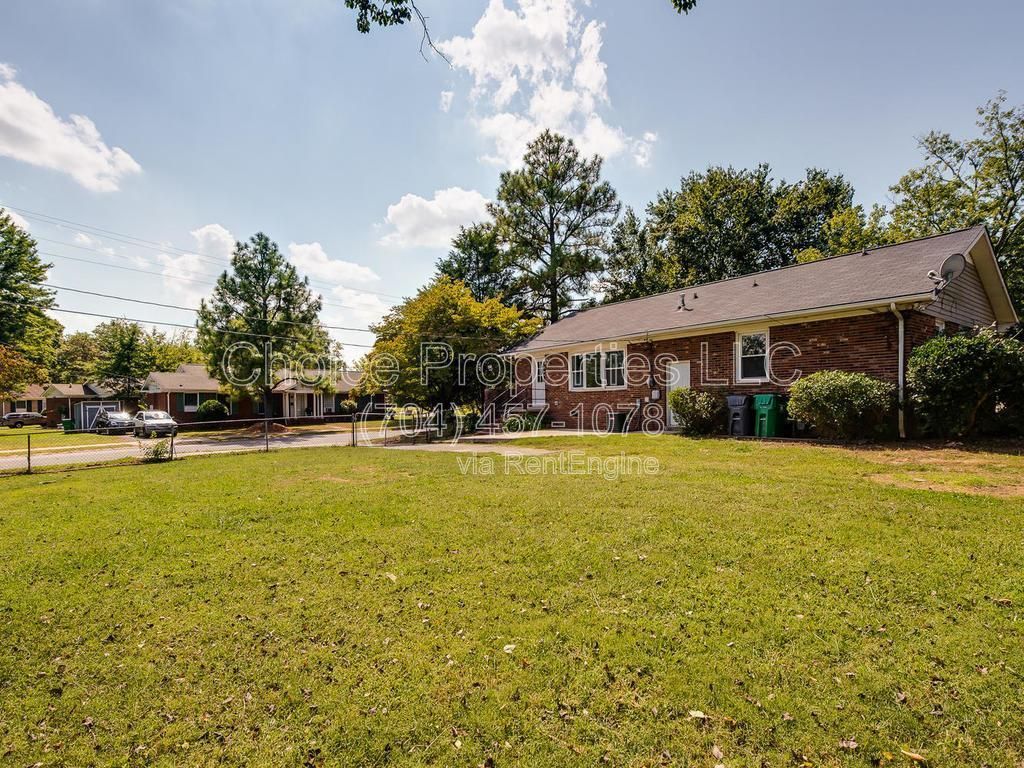 All brick, corner lot with open floor plan, huge kitchen with granite countertops! property image