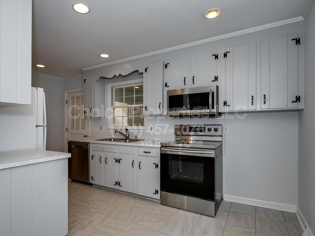 Madison Park ranch home with approx. 1 acre cul-de-sac lot that backs up to Marion Dahl/Queens Sports center! property image