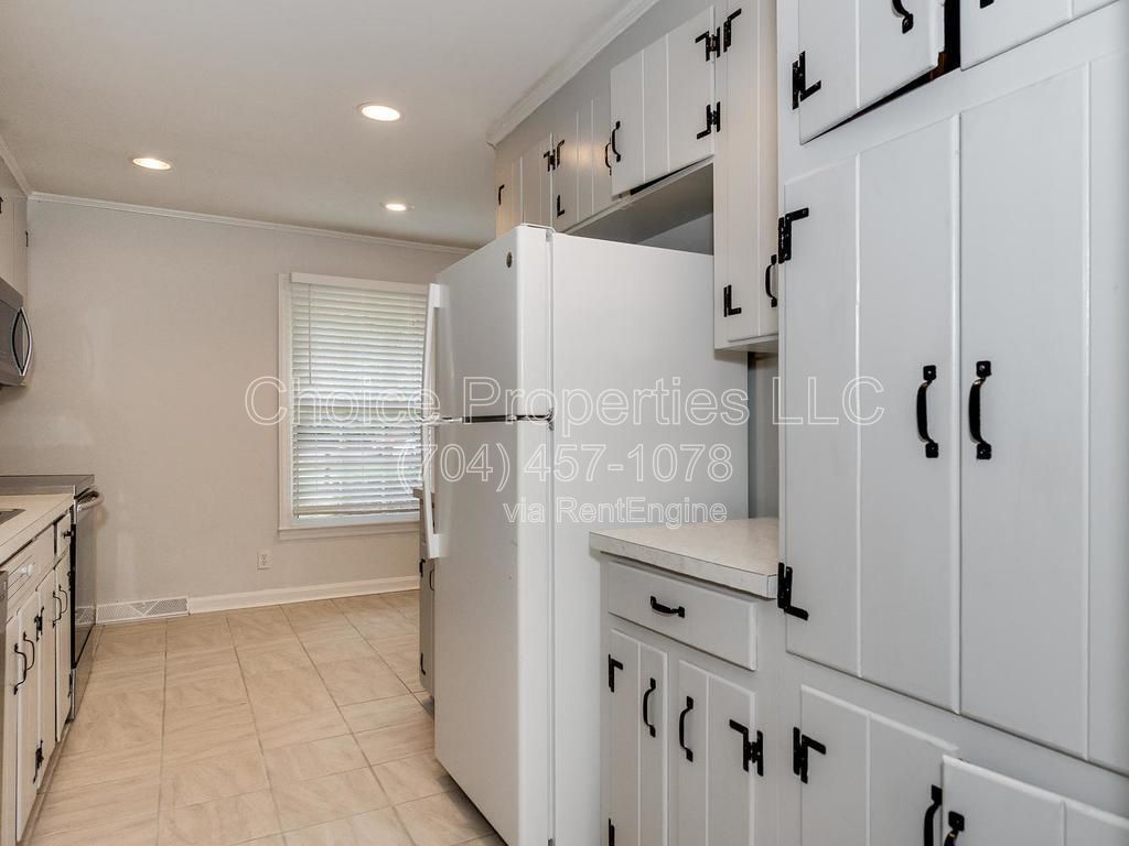 Madison Park ranch home with approx. 1 acre cul-de-sac lot that backs up to Marion Dahl/Queens Sports center! property image