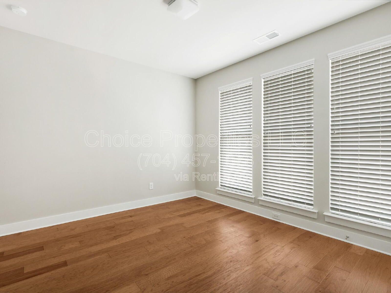 Spacious 3-Bed Condo Retreat with 3.5 Baths in Prime Charlotte Location – 2070 Sq Ft of Modern Living! property image
