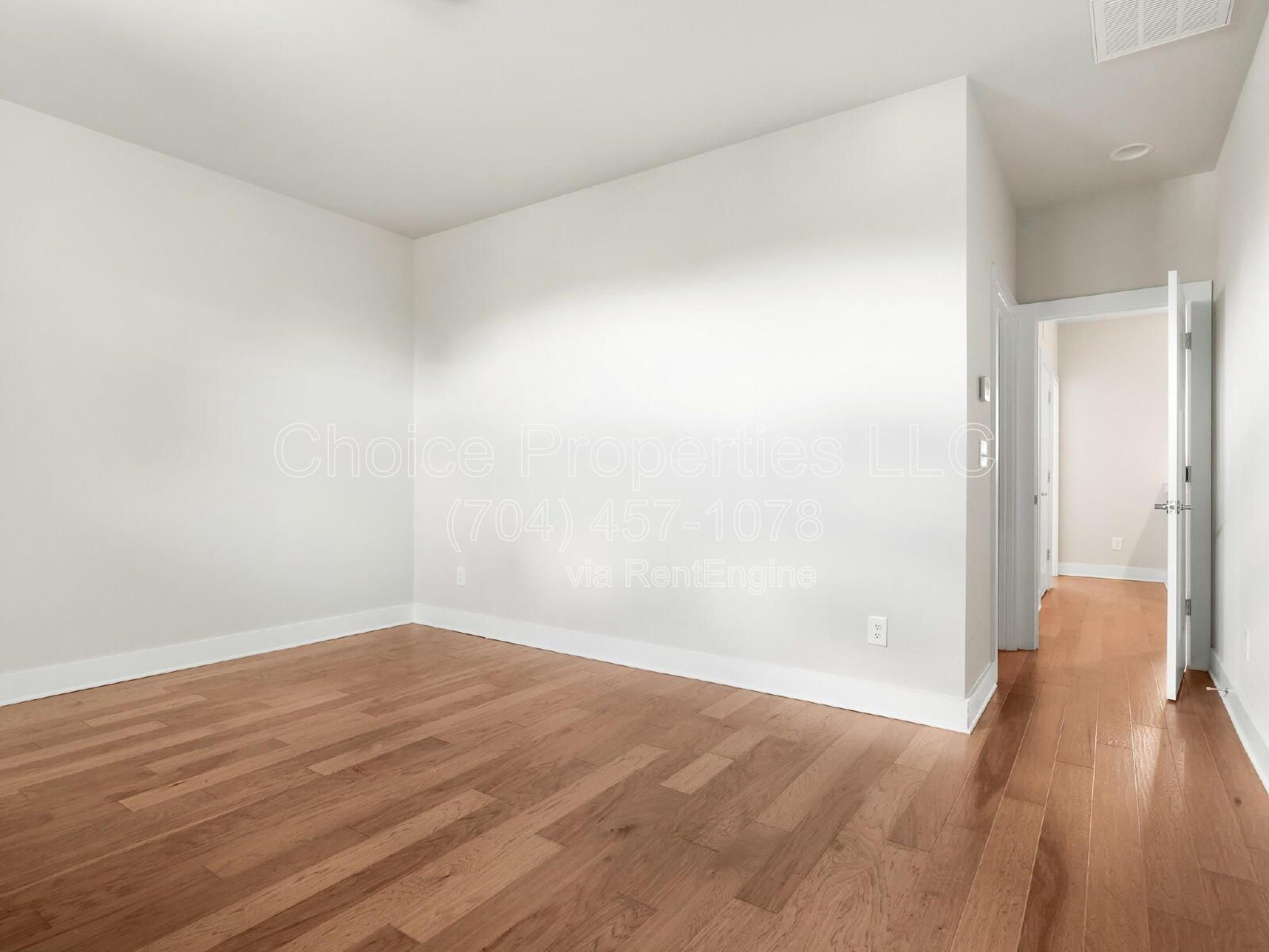 Spacious 3-Bed Condo Retreat with 3.5 Baths in Prime Charlotte Location – 2070 Sq Ft of Modern Living! property image